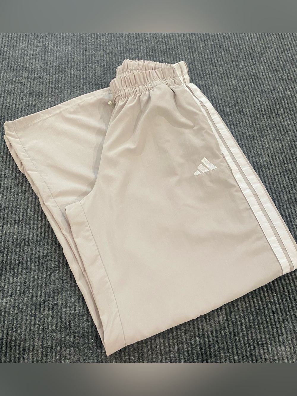 Adidas 3-Stripes Lifestyle Woven Parachute Pants Beige Women’s Size XS
